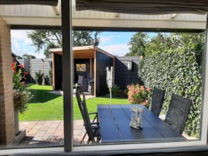 Tuin vanuit binnen